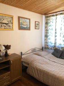 a bedroom with a bed and a window at Moja Stay - wyjątkowy dom z sauną in Niesulice