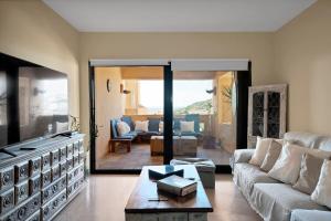 un soggiorno con un divano e un tavolo di Ocean view apartment en la duquesa golf - COTO REAL 321 a Manilva
