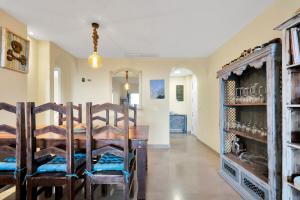 una sala da pranzo con un tavolo e sedie in una stanza di Ocean view apartment en la duquesa golf - COTO REAL 321 a Manilva