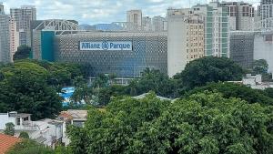 uma vista de uma grande cidade com edifícios e árvores em Studio Novo perto do Allianz Parque em São Paulo