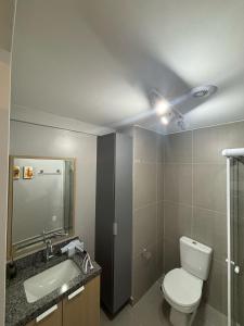 uma casa de banho com um WC e uma ventoinha de tecto em Studio Novo perto do Allianz Parque em São Paulo mais 53 fotografias