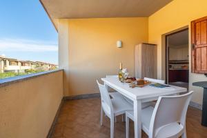 拉契亚AffittaSardegna - Trilo li Frati的阳台上的白色桌子和椅子