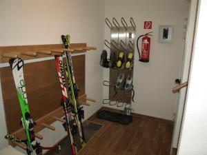 una habitación con un montón de esquís en la pared en Haus Royal en Lackenhof
