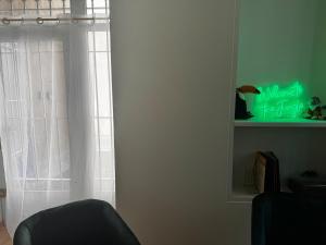 a room with a window with a sign that says march for epilepsy at Appartement jungle in Moulins