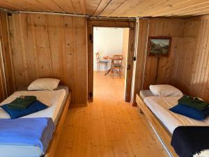 Letto o letti in una camera di Blüemlisalp-Huus im Kiental