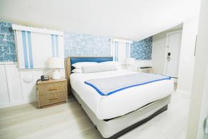 Postel nebo postele na pokoji v ubytování Danfords Hotel & Marina