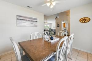 Un comedor con mesa y sillas de madera. en Pet Friendly Family Home Close to Everything, en Orlando