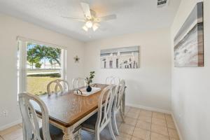 Un comedor con mesa y sillas y un ventilador de techo. en Pet Friendly Family Home Close to Everything, en Orlando