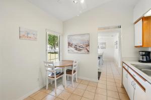 Una cocina con una mesa y sillas en una cocina. en Pet Friendly Family Home Close to Everything, en Orlando 40 fotos más