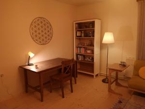 a living room with a table and a book shelf at Ferienhäuschen mit ganz viel Charme in Elsarn im Strasserthal