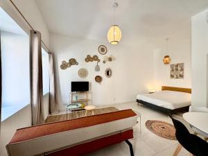 a bedroom with a bed and a desk in a room at Studio Boho, 4 personnes Nîmes, Lit 160 + CLIM in Nîmes