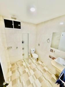 ein Badezimmer mit Toilette, Dusche und Waschbecken in der Unterkunft Casa Relax - Adults Only in Taganga