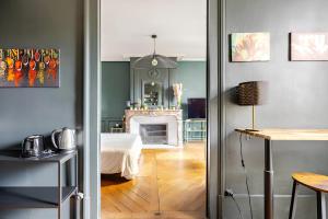 a room with a fireplace and a room with a table at Nancy Vieille ville Stanislas in Nancy