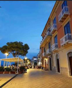 een lege straat in een stad 's nachts bij Antema in Scario +14 foto's