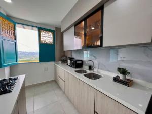 Η κουζίνα ή μικρή κουζίνα στο NEW Espectacular apto 2 Bd en centro parqueadero