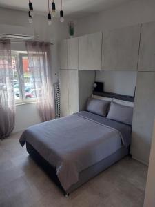 een slaapkamer met een groot bed met een baldakijn bij STEFAN 2 in Umag