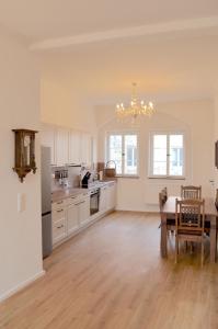 Kuchyň nebo kuchyňský kout v ubytování Schlossgut Franken - Schlossapartment Cunrad