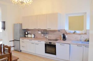 Kuchyň nebo kuchyňský kout v ubytování Schlossgut Franken - Schlossapartment Cunrad