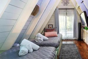 Ένα ή περισσότερα κρεβάτια σε δωμάτιο στο Romantic Cabin Getaway minutes from Chimney Rock +40 φωτογραφίες