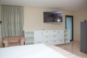 Μια τηλεόραση ή/και κέντρο ψυχαγωγίας στο Urban Guest House Olympia