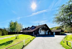 una casa con il sole nel cielo di Hvězdonice Hostinec U Kuželků a Hvězdonice
