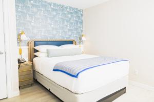 Postel nebo postele na pokoji v ubytování Danfords Hotel & Marina