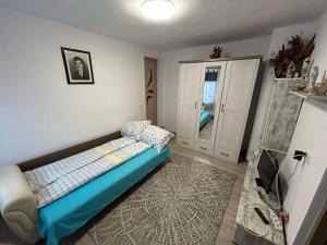 Un dormitorio pequeño con una cama y una ventana. en Casa Lenu & Lian, en Sighişoara