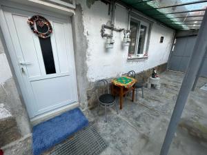 un porche con mesa y sillas junto a una puerta en Casa Lenu & Lian, en Sighişoara 2 fotos más