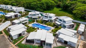 Bazén v ubytování Modern Villa 5 BD 4 BA Large Pool nebo v jeho okolí