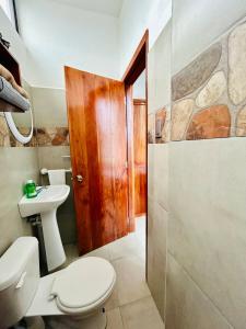 un baño con inodoro y lavabo en Suite Economy Double, en Puerto Ayora