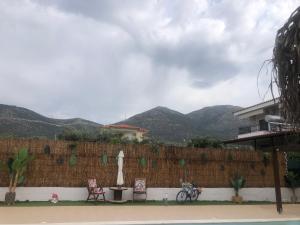 A general mountain view or a mountain view taken from Az apartmant