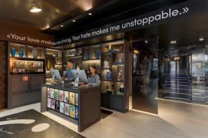 Dos personas de pie en un mostrador en una tienda. en Pestana CR7 Lisboa, en Lisboa