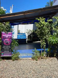 um prédio com degraus azuis e uma placa na frente em Casinha Blue Pipa em Pipa