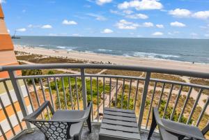 Un balcón con sillas y vista a la playa. en Atlantica 601, en Myrtle Beach 27 fotos más
