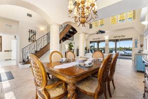 ein Esszimmer mit einem Holztisch und Stühlen in der Unterkunft Villa Estelle - Huge lake front Villa in Cape Coral