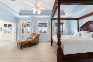 ein Schlafzimmer mit Bett und Deckenventilator in der Unterkunft Villa Estelle - Huge lake front Villa in Cape Coral + 46 Fotos