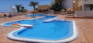 una gran piscina en un complejo turístico en Las Americas Holiday Studio, en Adeje