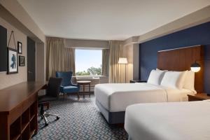 Кровать или кровати в номере Wyndham Grand Fallsview Hotel +37 фотографий