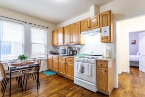 Η κουζίνα ή μικρή κουζίνα στο Family Apt: 2BR FREE Parking Airprt City Links
