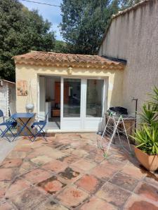 Patio nebo venkovní prostory v ubytování Studio près de la mer