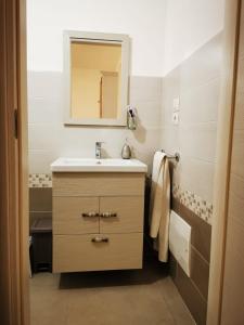 un baño con lavabo y espejo en Borgo Celentano, en Torre Lapillo