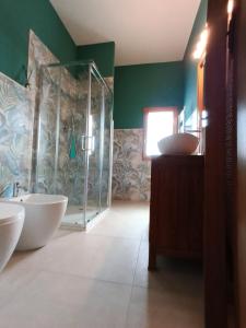 uma casa de banho com 2 lavatórios e uma cabina de duche em vidro. em Zillo House, attico in Rimini em Rimini