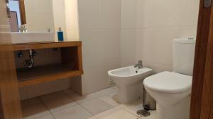 ein Badezimmer mit Toilette und Waschbecken in der Unterkunft Nautic Vista Mar - Apartment in Armação de Pêra + 8 Fotos