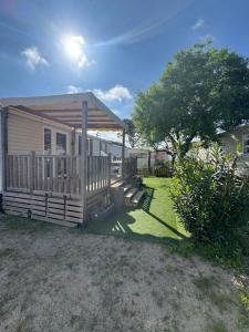 una piccola casa con portico e terrazza di mobil home 6 personnes accès direct plage a Canet-en-Roussillon