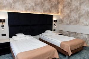 Łóżko lub łóżka w pokoju w obiekcie Hotel Aquarius Restaurant Wellness Spa