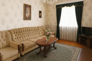 エレバンにあるYour Getaway Homeのソファとテーブルのあるリビングルーム +20枚の写真