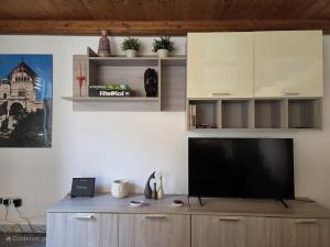 een flatscreen-tv bovenop een houten kast bij Casa Whitaker in Palermo +17 foto's