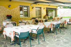 a group of tables and chairs in a restaurant at Albergo Olivo in Belluno Veronese
