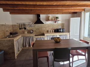 een keuken met een houten tafel en een aantal stoelen bij Casa Whitaker in Palermo