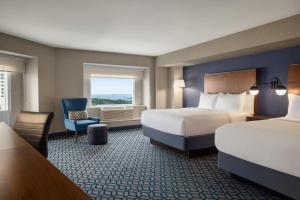 Кровать или кровати в номере Wyndham Grand Fallsview Hotel